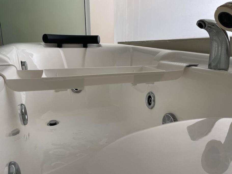 Private Jacuzzi Staycation At Kl City 152 Kuala Lumpur Bagian luar foto
